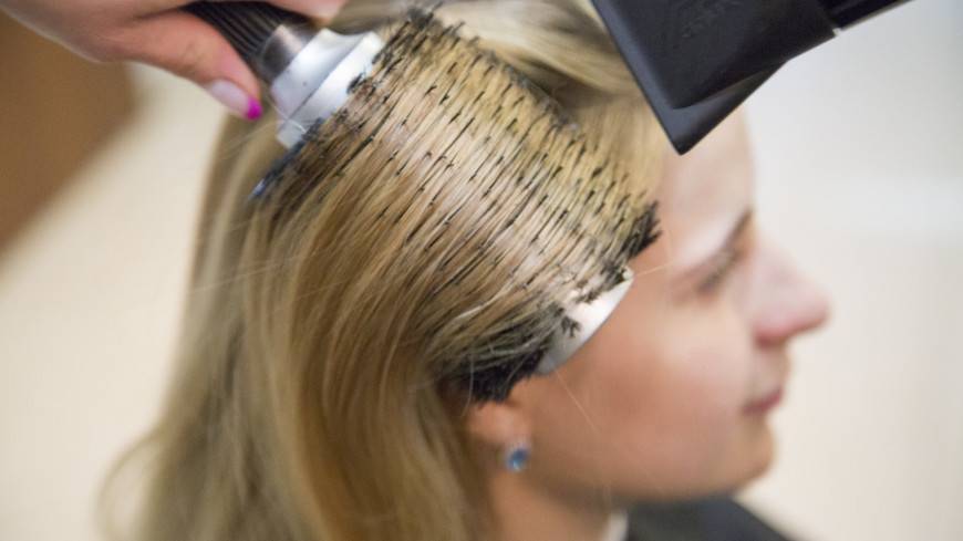 Парикмахер-стилист развенчала мифы о правильном расчесывании волос