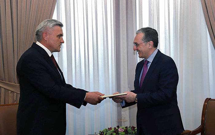 Зеленский уволил посла Украины в Армении Петра Литвина - и еще 10 дипломатов