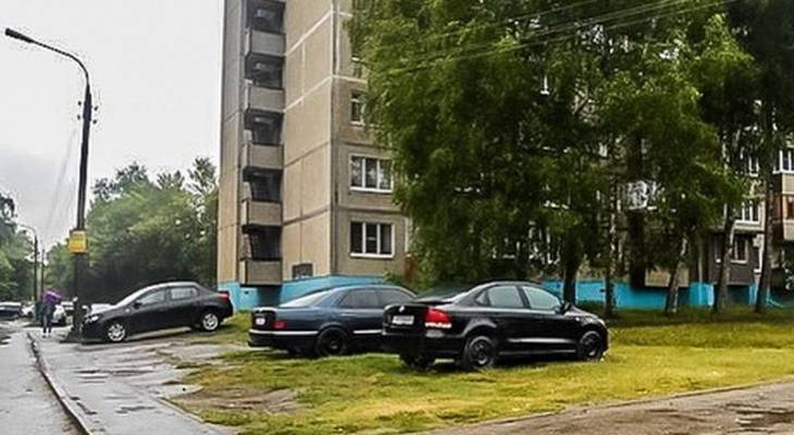 В Чебоксарах вновь запретили парковку на газоне