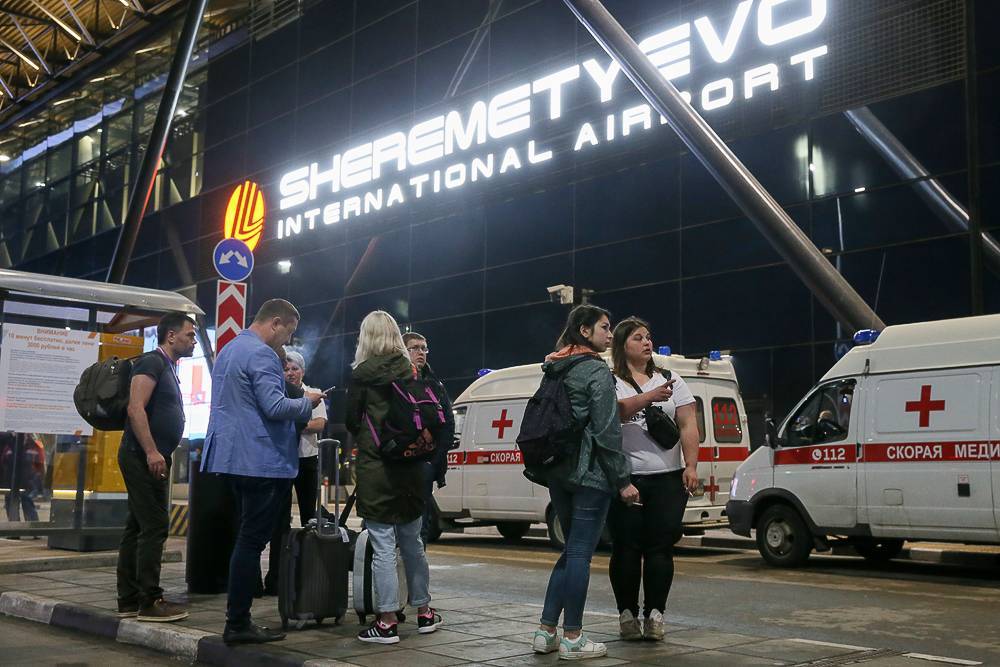 Восемь человек пострадали при эвакуации из самолета в Шереметьеве
