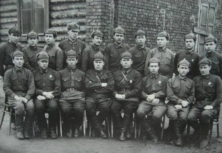 Почему в 1940 году красноармейцы перестали носить будёновки | Русская семерка