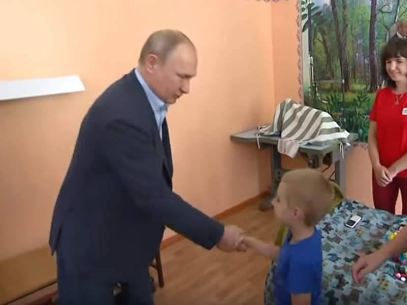 "Он утонул": в затопленном Тулуне Путин осчастливил двух малышей
