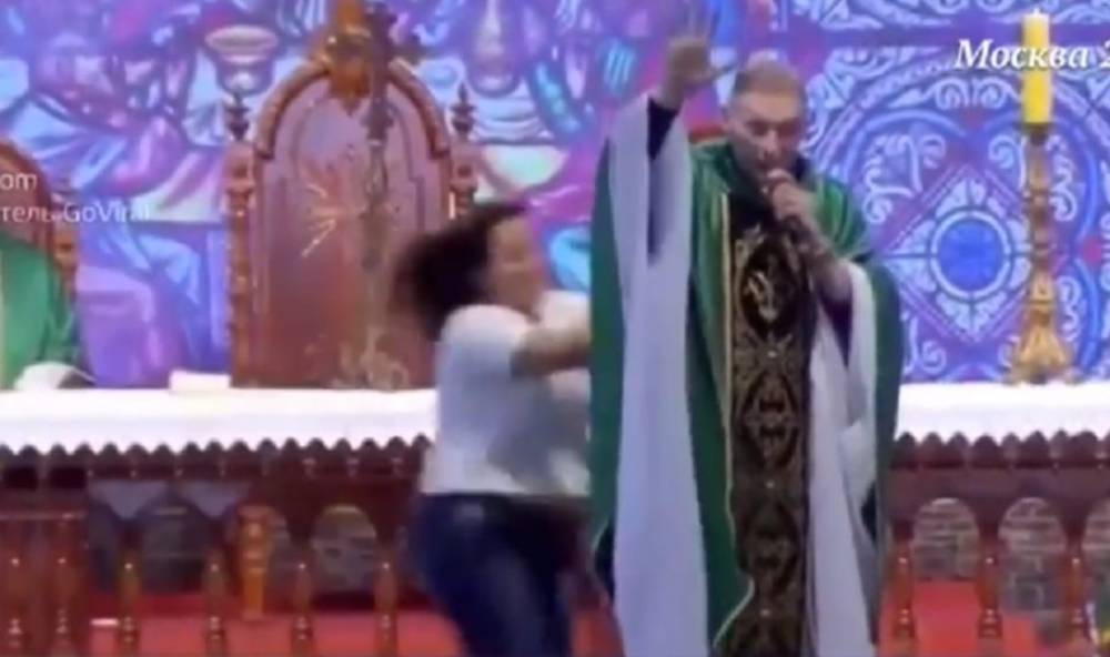 Женщина столкнула священника со сцены во время мессы в Бразилии