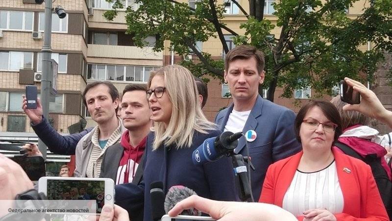 Подельники Соболь призвали москвичей к беспорядкам и осквернили российский флаг