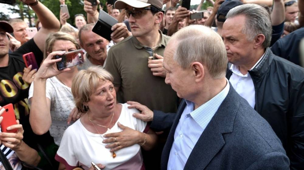 Путин потребовал ускорить выплату денежной помощи пострадавшим от паводка