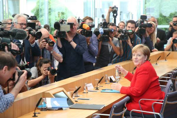 «Я бы предпочла прожить в здравии»: Меркель не намерена цепляться за власть
