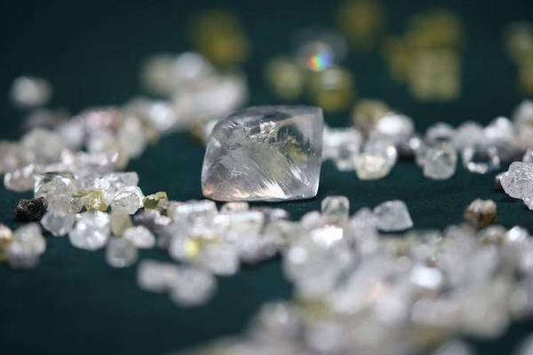 Эксперты: на рынке алмазов наблюдается избыток камней