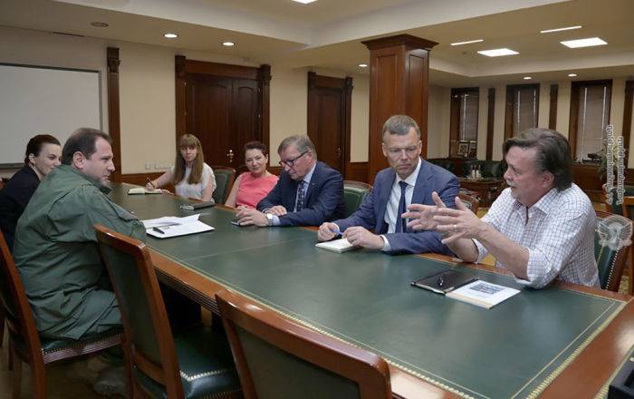 Глава минобороны Армении обсудил с группой экспертов вопросы урегулирования конфликтов