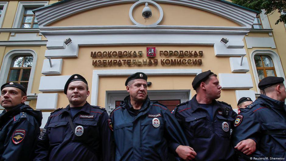 Избитый на акции у Мосизбиркома требует возбудить уголовное дело против полиции