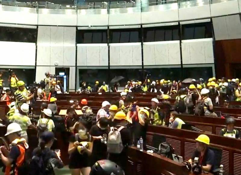 «Майдан под британским флагом»: в Гонконге протестующие захватили парламент