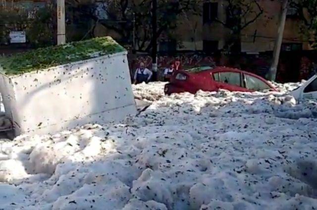 В Мексике город покрылся метровым слоем льда после сильного града