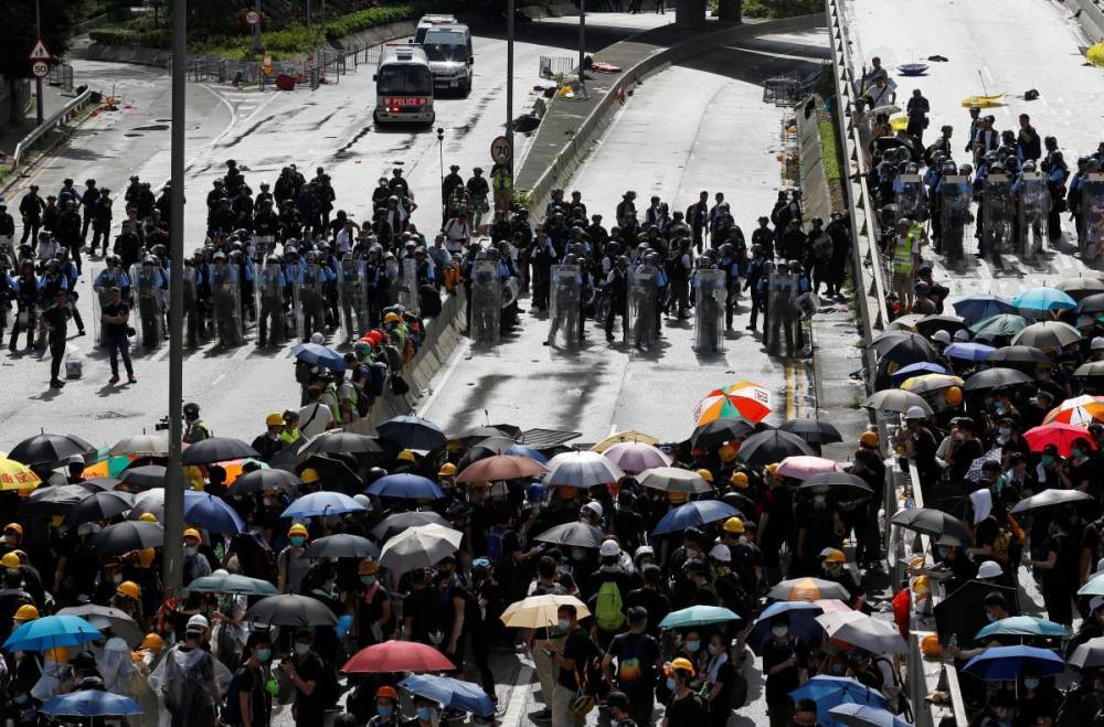 В Гонконге митингующие штурмуют здание Законодательного совета