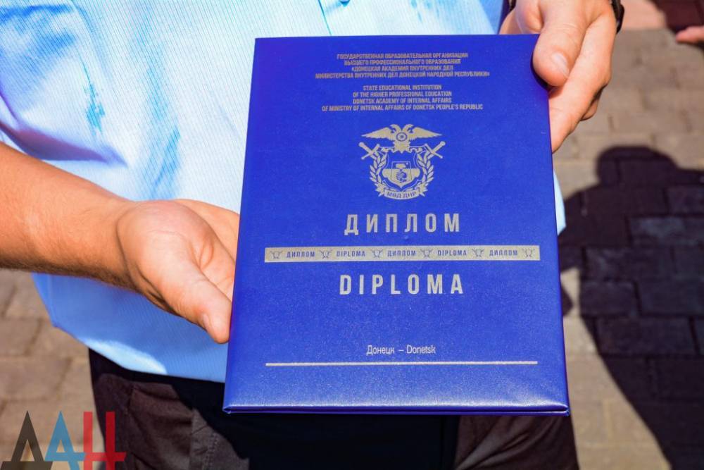 У выпускников истерика, родители в обмороке: в сети показали дипломы родом из "ДНР"