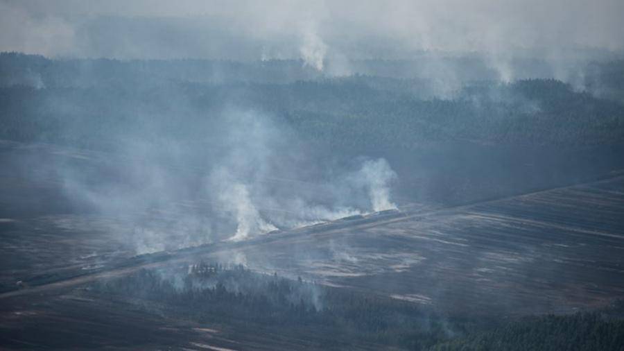 Крупный торфяной пожар в Латвии может перекинуться через границу с РФ
