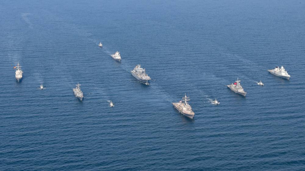 Флот России "на всякий случай" приглядывает за учениями НАТО в Черном море