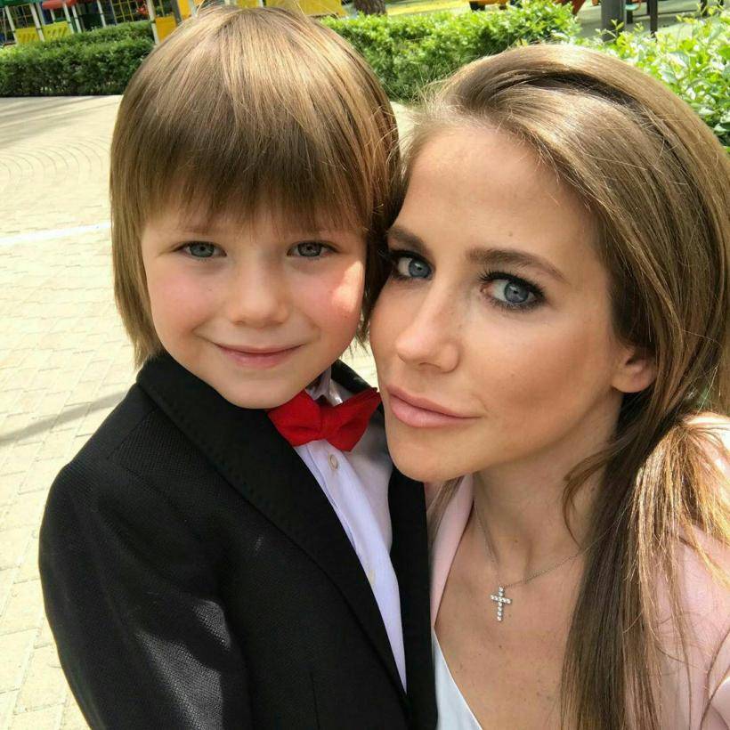 Юлия Барановская покормила 6-летнего сына с ложечки