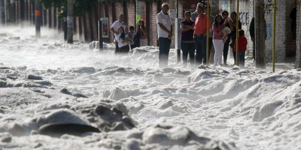Улицы мексиканского города покрылись полутораметровым слоем льда