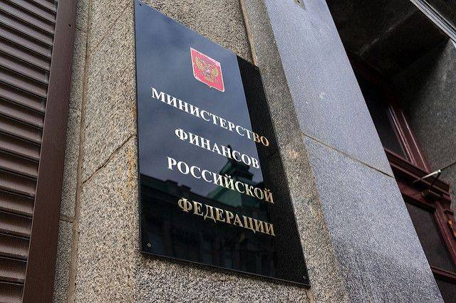 Минфин: долговая нагрузка россиян переходит за критический уровень