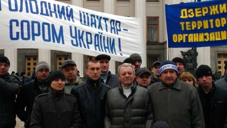 Горняки перекрыли дорогу на востоке Украины из-за долгов по зарплате
