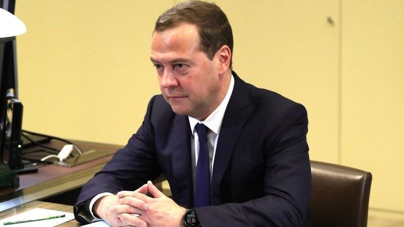 Медведев пригрозил наказывать нефтяников за завышение цен на бензин