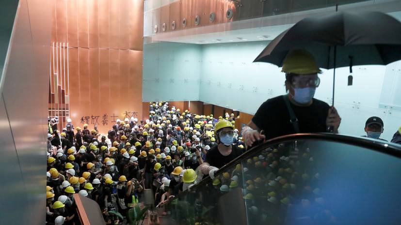 Толпа протестующих ворвалась в парламент Гонконга
