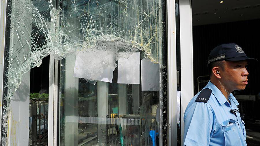 Полиция объяснила отступление из здания заксобрания Гонконга во время протестов