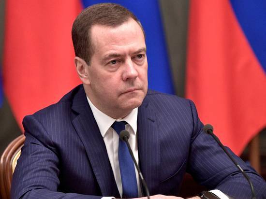 Статья Медведева про «ЕР» напомнила КПСС