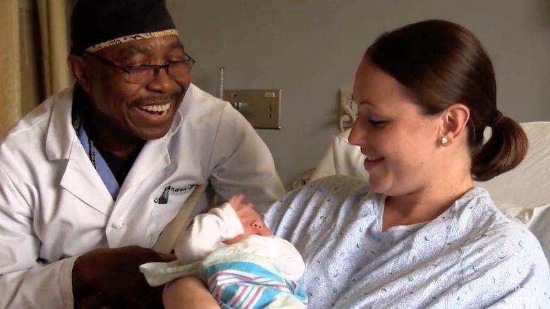 Доктор из Питтсбурга спел 8 тыс. младенцев, которым помог появиться на свет — и город учредил праздник в его честь
