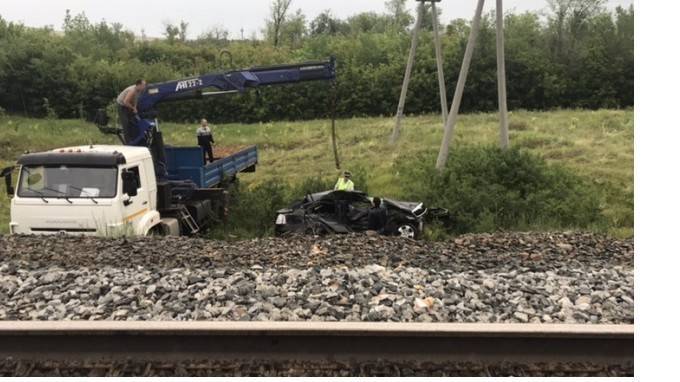 Под Оренбургом погиб водитель иномарки, влетев под поезд