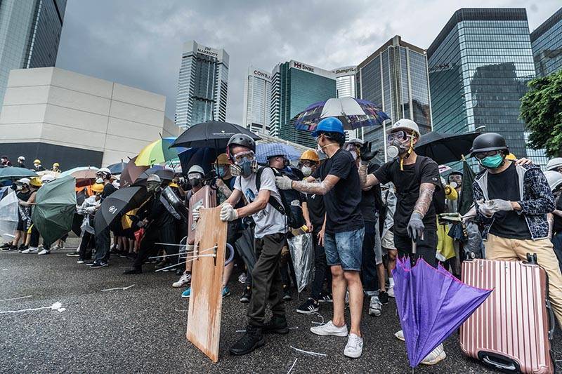 Протестующие ворвались в здание парламента в Гонконге