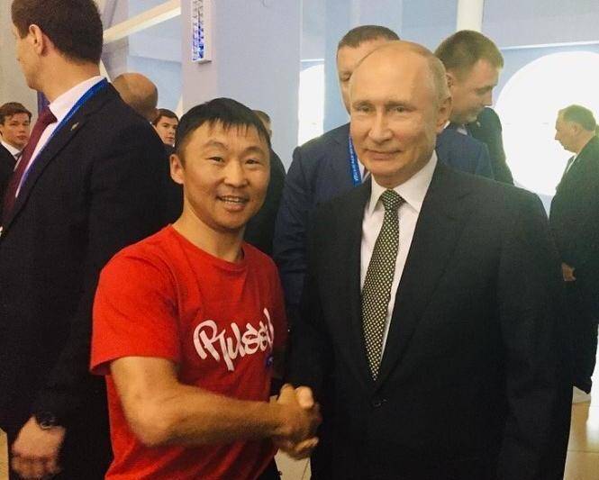 Владимир Путин обнял и поздравил тренера спортсменки из Бурятии