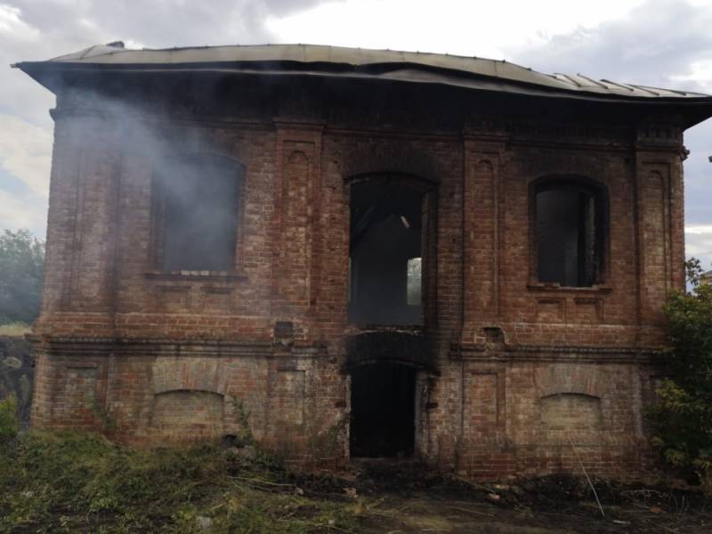 В Астрахани горело заброшенное здание