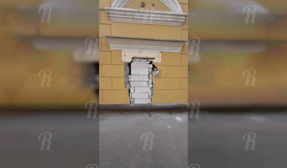 Фасад дома в центре Смоленска отремонтировали, как смогли