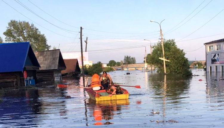 Пострадавшим в затопленных городах Иркутской области раздают помощь