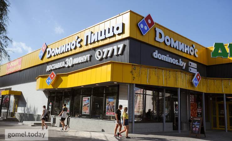 Теперь Domino’s доставляет пиццу за 30 минут и на пляж Волотовского озера. Обзор открытия второй точки в Гомеле