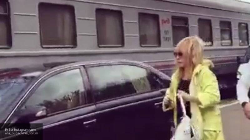 РЖД прокомментировали поездку Пугачевой по перрону вокзала на машине