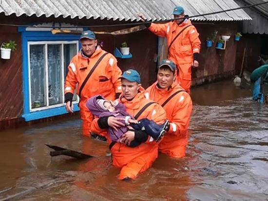 Жителям затопленного Тулуна продают бензин по 350 рублей