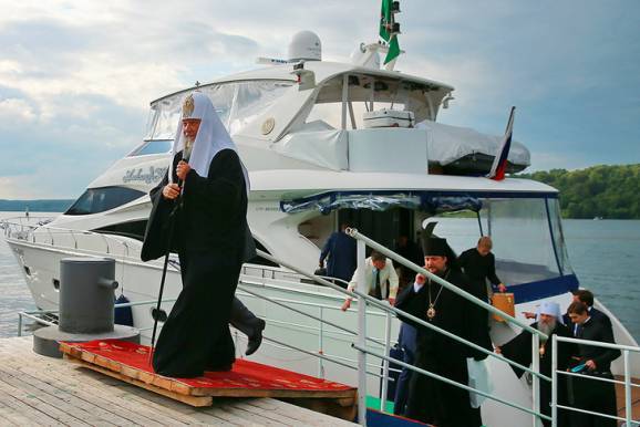 Разврат на "святом судне" за 4 миллиона: на яхте патриарха Кирилла катается голая "монашка"