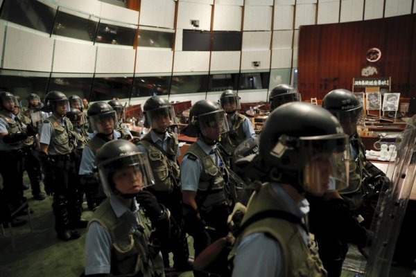 Полицейский спецназ отбил у&nbsp;протестующих здание парламента в&nbsp;Гонконге — Новости политики, Новости Азии — EADaily