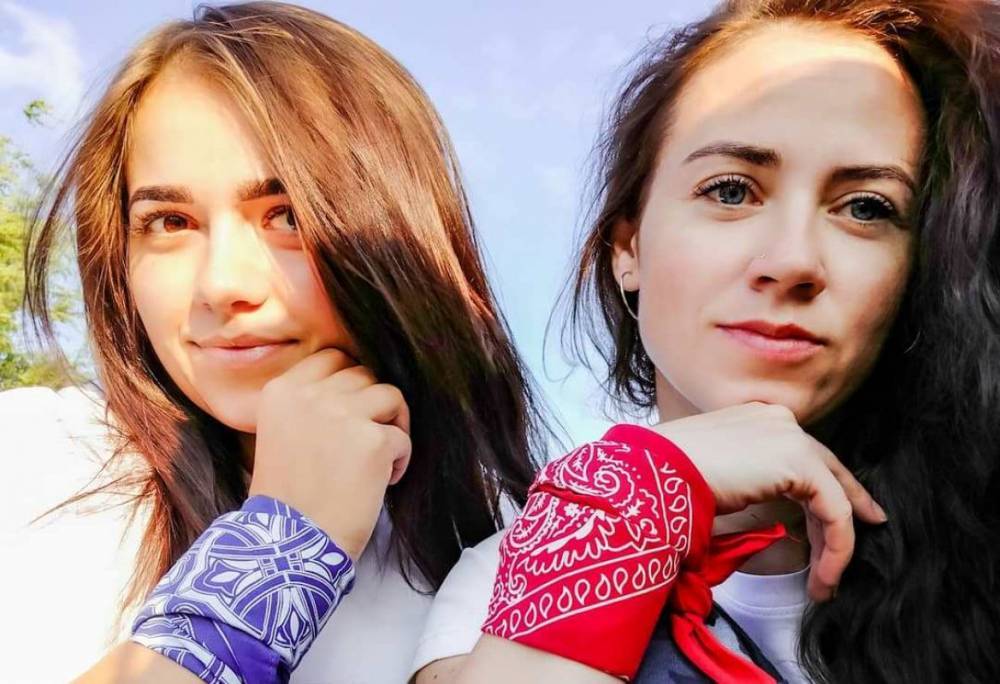 Две «поехавшие» девушки из Воронежа автостопом едут до Байкала