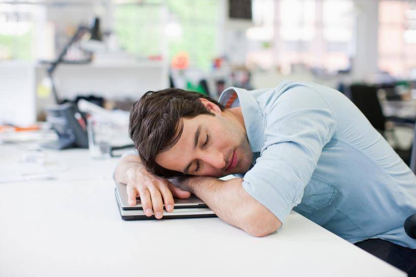 Названы эффективные методы борьбы с сонливостью на работе