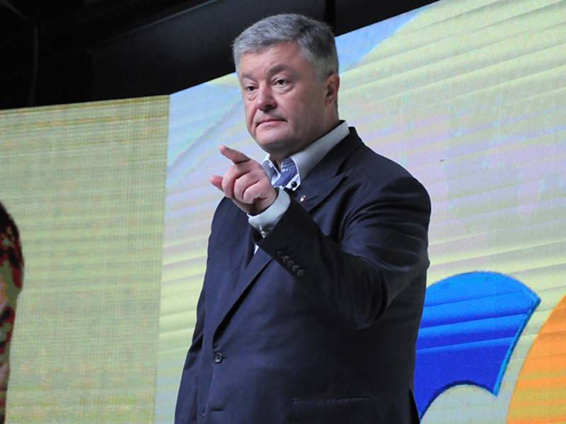 Киевский суд разрешил изъять банковские документы по делу против Порошенко