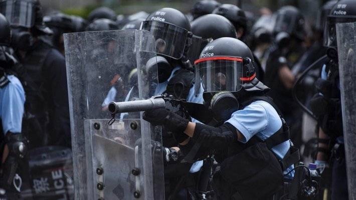 Протестующие в Гонконге облили полицию неизвестной жидкостью, есть пострадавшие