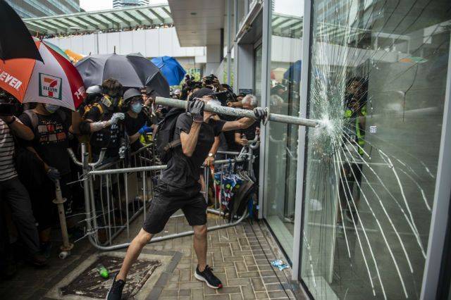 Парламент Гонконга на две недели отменил заседания после погрома
