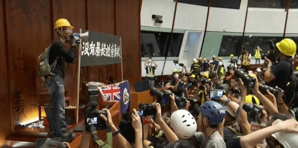 Гонконг: полицейские вытеснили демонстрантов из здания парламента