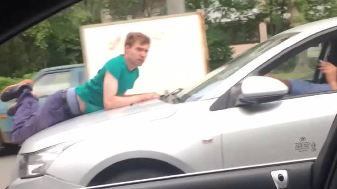 Молодой человек решил прокатиться с ветерком на капоте автомобиля