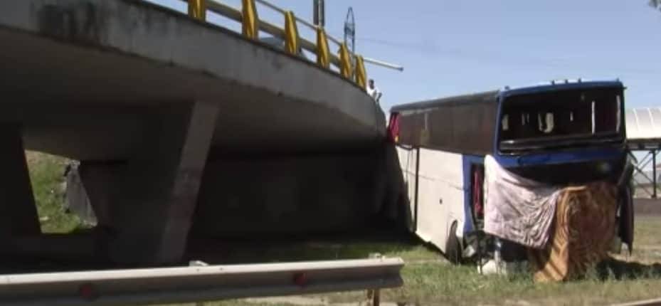 Автобус упал с моста на развязке в Алматы: водитель мог уснуть за рулем