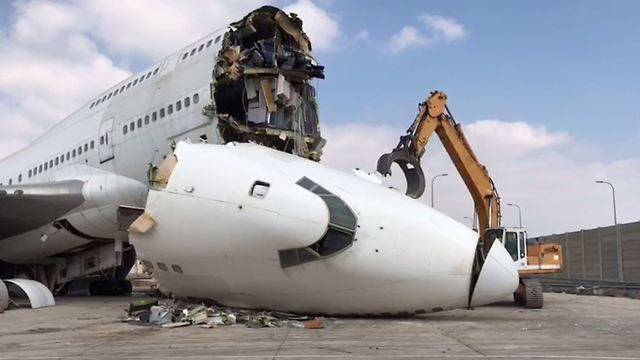 Видео: в Бен-Гурионе разрушили самолет "Эль-Аль", столкнувшийся с германским лайнером