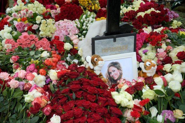 Представители Началовой осудили фирмы, продающие туры на могилу певицы