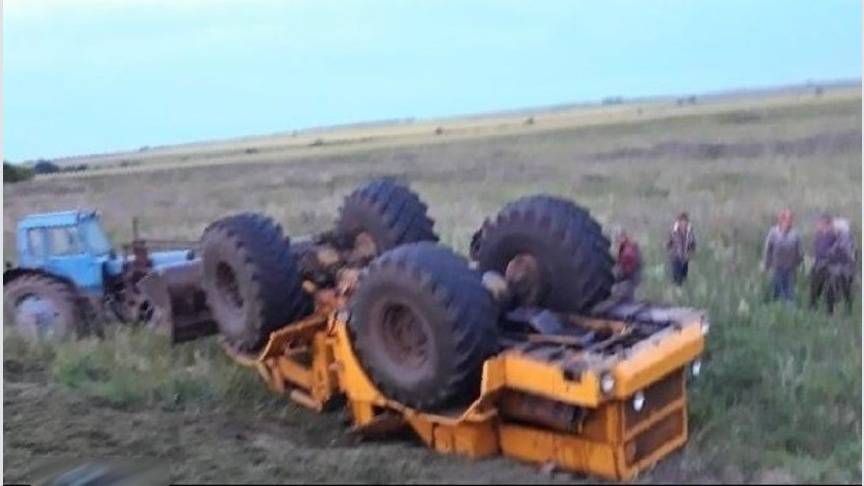 В Кировской области погиб 36-летний мужчина, перевернувшись на тракторе